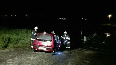 Nocna przeprawa promem na drugi brzeg Warty. Seicento w wodzie