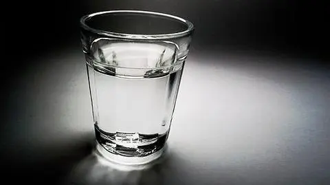 Pili, nie zważając na dzieci