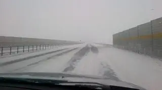 W takich warunkach jazda z prędkością 140 km/h jest niebezpieczna