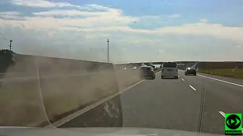 Samochód wyprzedzał pasem zieleni