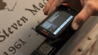 Nagrobek połączony z internetem