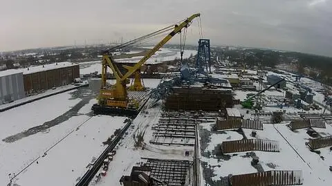 Gdańsk: próbują podnieść portowy dźwig