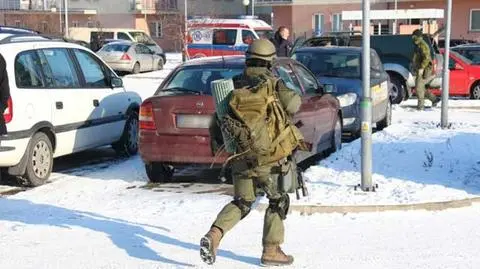 Policjant zranił nożem żonę i zastrzelił się 