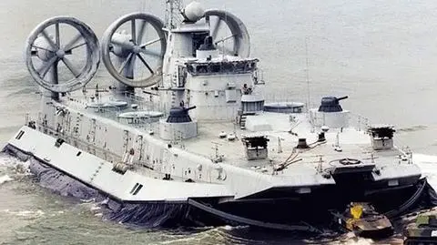 Komandor miał przekazać dokumentację dotyczącą poduszkowca