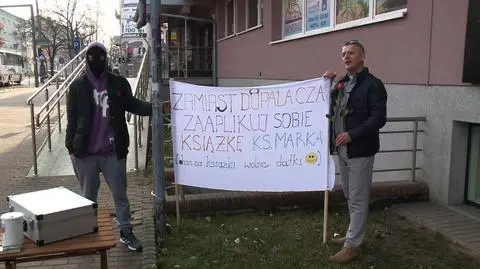 Ks. Marek Poryzała przed sklepem z dopalaczami