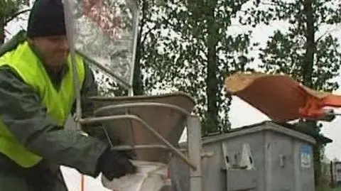 "Worki jak z karabinu".
 Maszyna przeciwpowodziowa