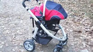 Pijany mężczyzna szedł po ulicy pchając wózek z dzieckiem