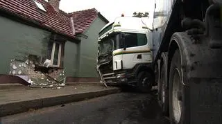 Ciężarówka wjechała w dom jednorodzinny
