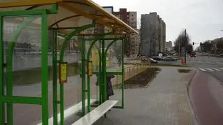 Elblażanin na przystanku wypadł z autobusu
