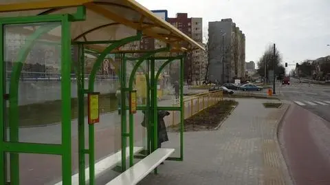 Był tak pijany, że wypadł z autobusu. Pod opieką miał 2-letnią córkę 