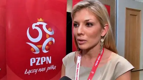 Kobieca ręka w kobiecej piłce 