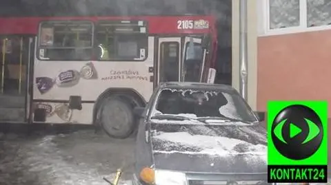 Wypadek nocnego autobusu. Uszkodzone auta