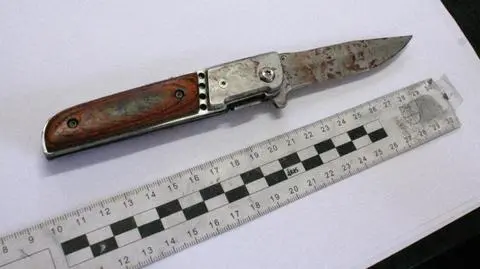 Awanturował się przed sklepem, ranił 21-latka nożem