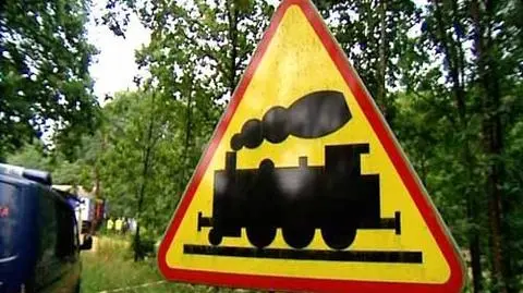 Bus wjechał pod pociąg