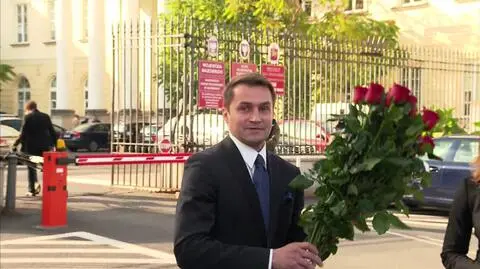 Piotr Guział pojawił się przed ratuszem z prezentem dla Hanny Gronkiewicz - Waltz 