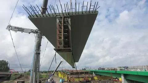 Gigantyczne belki połączyły Trasę Sucharskiego 