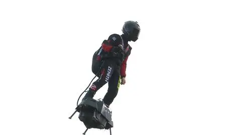 Franky Zapata. Flyboardem nad kanałem La Manche. Latający żołnierz o planach przelotu