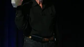 Marty Cooper z dumą prezentuje pierwszy telefon komórkowy