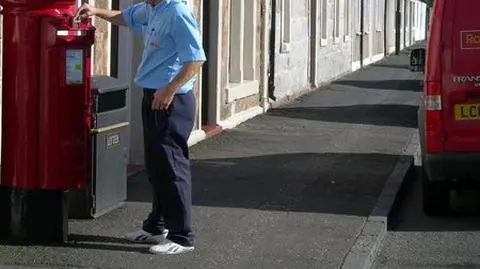 Miał dość roznoszenia reklam. Palił je w ogródku