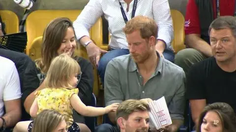 Książę Harry i dziewczynka z popcornem. Najciekawsze wideo tygodnia