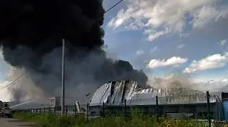 Kłęby czarnego dymu unoszą się nad Lubaniem. W płonącej hali magazynowej doszło do zapalenia kolejnego miejsca składu. Prawdopodobnie ponad 1200 metrów ponownie zajęło się ogniem. Sytuacja zmienia się z minuty na minutę. 