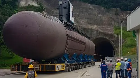 Brazylijski okręt podwodny na drodze