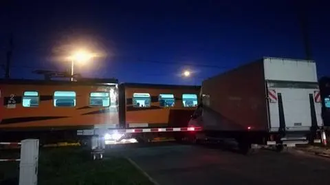 Zagorzynek. Kierowca utknął na przejeździe kolejowym