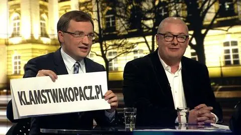 W programach telewizyjnych Ziobro pojawia się z tabliczką 