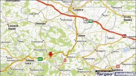 TIR wpadł do rowu i zablokował drogę