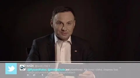 Andrzej Duda czyta komentarze na swój temat