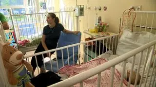 Szpitale czasem każą płacić za możliwość nocowania z chorymi dziećmi