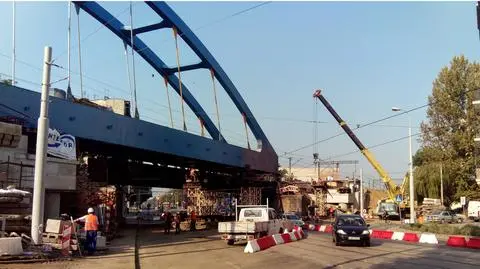 Skomplikowana operacja we Wrocławiu.
Nasuwają wielki wiadukt na filary