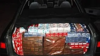W swoim samochodzie mężczyzna przewoził 6 tysięcy paczek papierosów