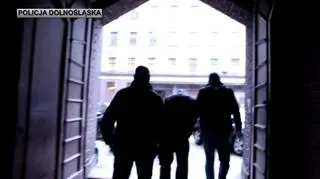 Mężczyzna podejrzany o pedofilię w rękach policjantów