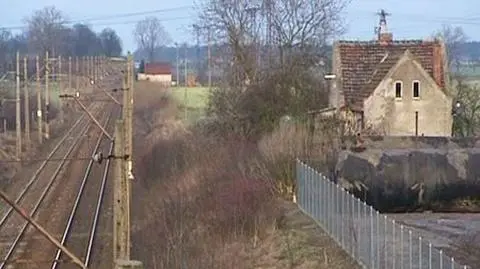Zafundowali rodzinie bieg między pociągami