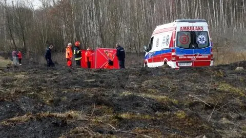 Kramarzyny: Tragiczny pożar trawy. Znaleziono zwłoki kobiety