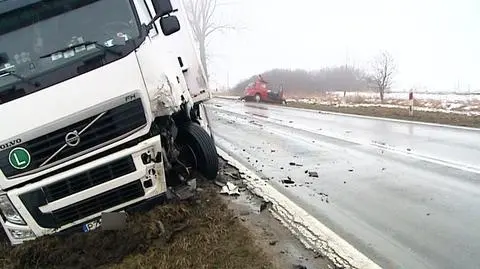 Osobówka czołowo zderzyła się z tirem. Nie żyje kierowca