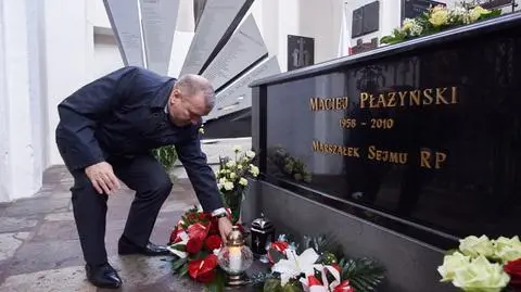 Grzegorz Schetyna złożył kwiaty pod grobami ofiar katastrofy w Smoleńsku