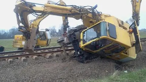 Koparka "położyła się" obok torów