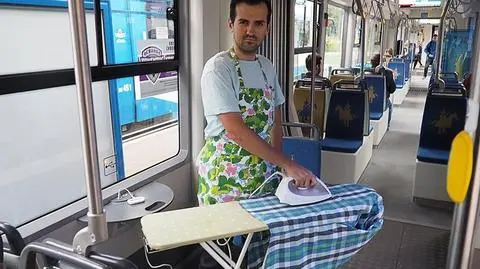 Prasowanie w krakowskim tramwaju. "Następnym razem odkurzymy"
