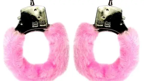 Przykuła się do śpiącego męża