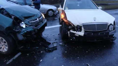 Sosnowiec: kierowca opla potrącił ludzi na poboczu i odjechał