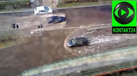 Ulica jak rzeka, mężczyzna uwięziony w tunelu. 
Ulewa przeszła przez Gdańsk