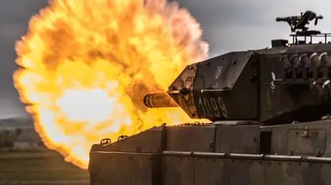 Czołgi Leopard 2A5, które są przenoszone do Warszawy