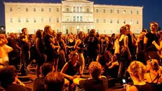 Tysiące demonstrantów przyszły w środę wieczorem na plac Syntagma w centrum Aten, by zaprotestować przeciwko nieskuteczności państwa w walce z pożarami.