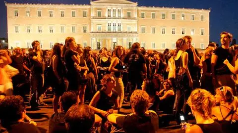 Tysiące demonstrantów przyszły w środę wieczorem na plac Syntagma w centrum Aten, by zaprotestować przeciwko nieskuteczności państwa w walce z pożarami.
