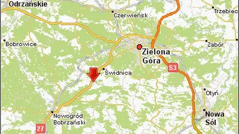 Mazda zderzyła się z lawetą pomocy drogowej. Jedna osoba nie żyje