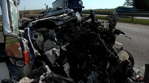 Wypadek na A4. Bus wbił się w naczepę tira