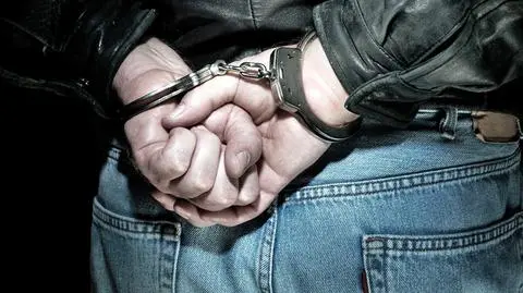 Policja wtrąciła go do aresztu i o nim zapomniała. 
4 dni bez jedzenia i picia, 4 mln dol. odszkodowania