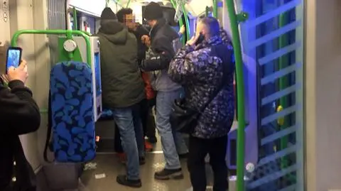 Emocje przy kontroli biletów. Pasażerowie bronili mężczyzny. "Traktujecie go, jak psa"
